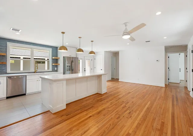 5th image of 1910 Lynnview Dr, Houston, TX 77055 | MLS# 62367606