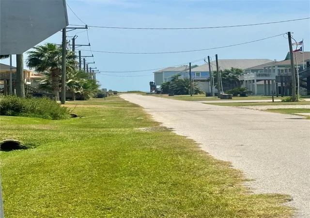 2nd image of 882 Gulfview Dr, Crystal Beach, TX 77650 | MLS# 8961172