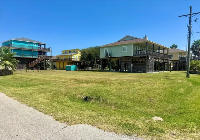 3rd image of 882 Gulfview Dr, Crystal Beach, TX 77650 | MLS# 8961172