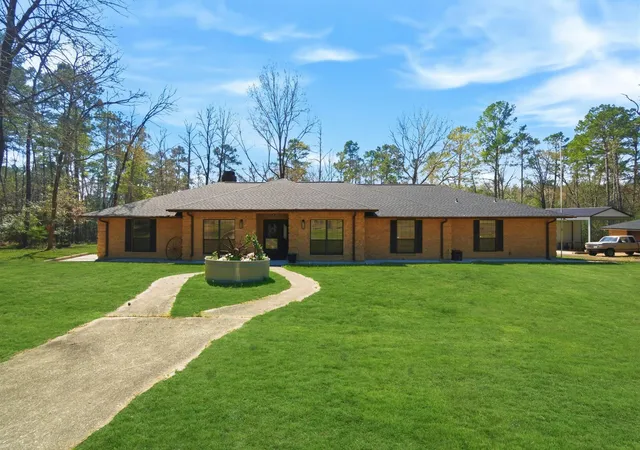 Photo 3 of Single family home for sale at 233 Pebble Crk, Livingston, TX 77351 | MLS# 82433167 | Listing updated on 2026-08-16