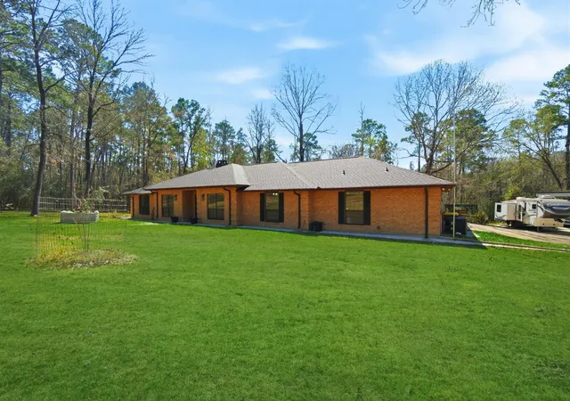 Photo 3 of Single family home for sale at 233 Pebble Crk, Livingston, TX 77351 | MLS# 82433167 | Listing updated on 2026-08-16