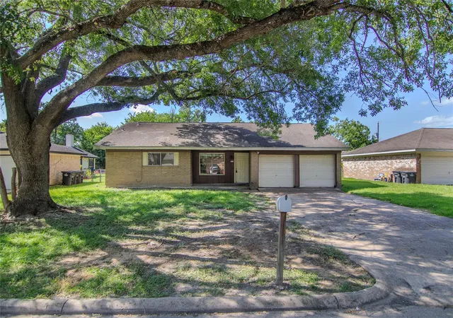 1st image of 820 Midas Ln, Alvin, TX 77511 | MLS# 33969872