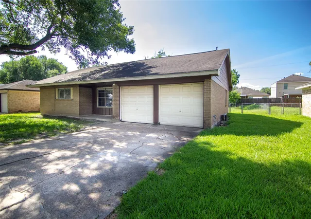 2nd image of 820 Midas Ln, Alvin, TX 77511 | MLS# 33969872