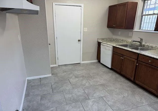 Photo 3 of Single family home for sale at 4931 E Ridge Crk Dr, Houston, TX 77053 | MLS# 41879308 | Listing updated on 2026-08-11