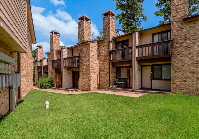3rd image of 2521 Crosstimbers St #F2, Huntsville, TX 77320 | MLS# 14467042