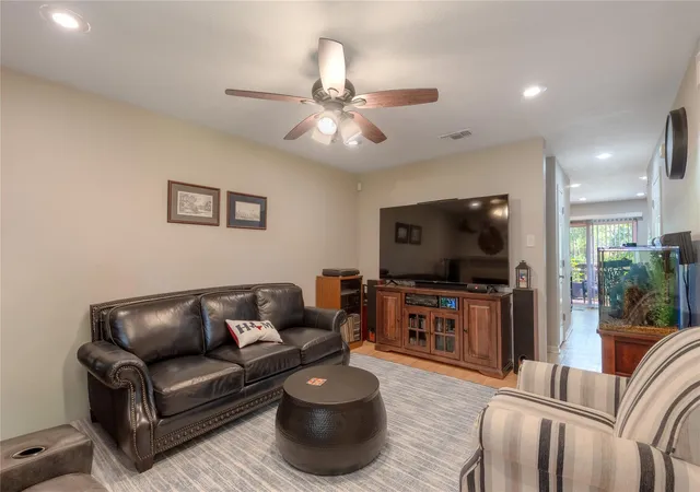 5th image of 2521 Crosstimbers St #F2, Huntsville, TX 77320 | MLS# 14467042