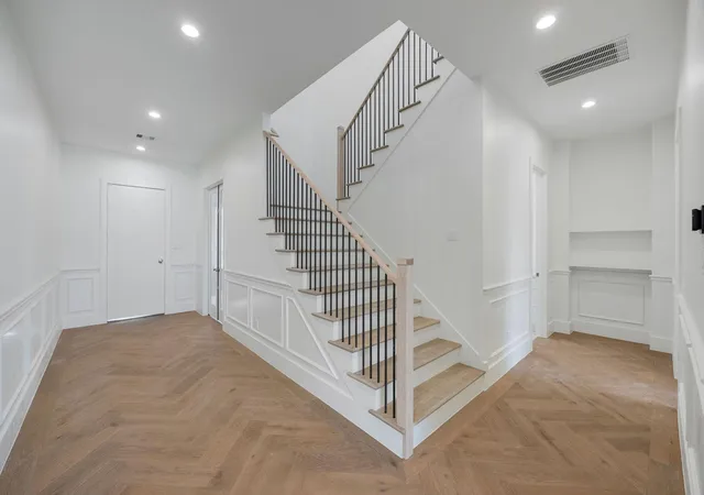 2nd image of 1726 Saxon Dr, Houston, TX 77018 | MLS# 49406063