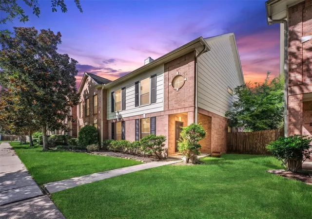 1st image of 607 Travis St #5, Webster, TX 77598 | MLS# 17150075