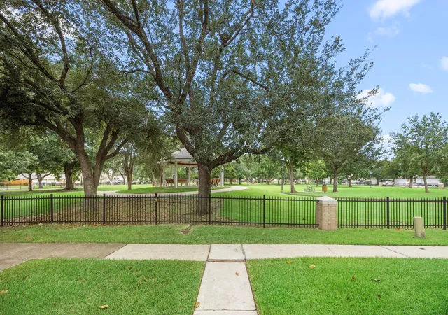 3rd image of 607 Travis St #5, Webster, TX 77598 | MLS# 17150075