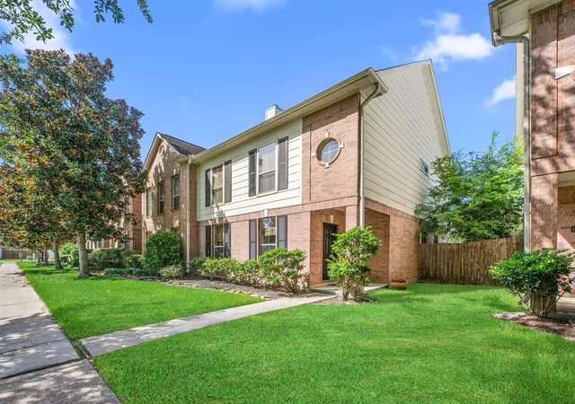 4th image of 607 Travis St #5, Webster, TX 77598 | MLS# 17150075