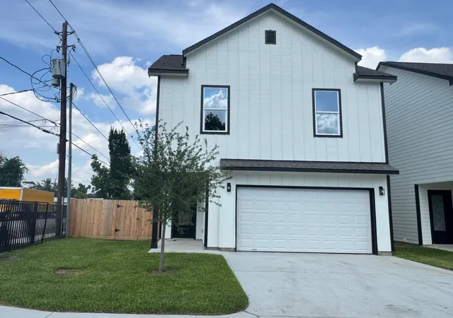 Photo 2 of Single family home for sale at 1310 Duff Ln, Houston, TX 77022 | MLS# 52629804 | Listing updated on 2026-09-16