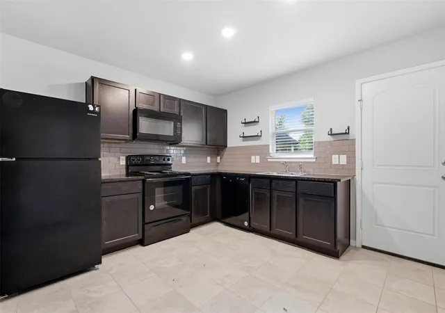 Photo 3 of Single family home for sale at 15081 Travis Ln, Willis, TX 77378 | MLS# 57748969 | Listing updated on 2026-08-31