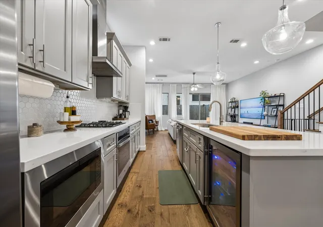 4th image of 2704 Baldwin St, Houston, TX 77006 | MLS# 88986296