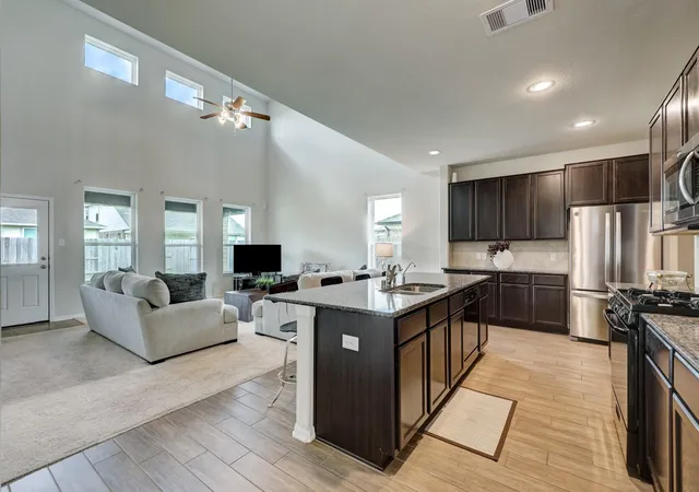 3rd image of 2125 Sand Lily Dr, La Marque, TX 77568 | MLS# 14151503