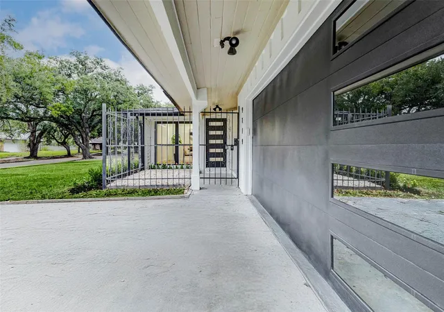 5th image of 9219 Timberside Dr, Houston, TX 77025 | MLS# 36853571