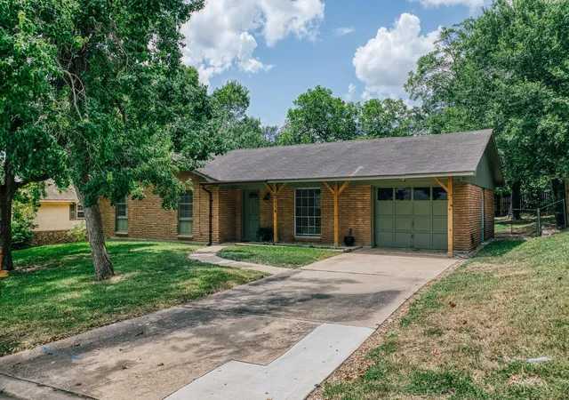 2nd image of 2414 Airline Dr, Brenham, TX 77833 | MLS# 7534736