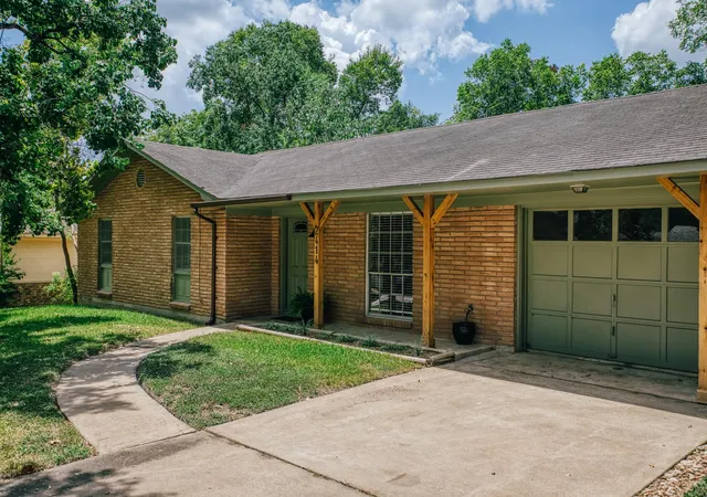Photo 4 of Sale Pending at 2414 Airline Dr, Brenham, TX 77833 | MLS# 7534736 | Listing updated on 2026-10-05