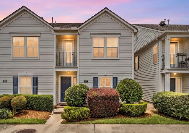 Photo 2 of Townhouse for sale at 934 W Heights Holw Ln, Houston, TX 77007 | MLS# 78959943 | Listing updated on 2026-09-12