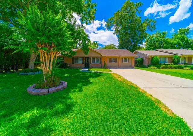 Photo 2 of Single family home for sale at 9517 Truscon Dr, Houston, TX 77080 | MLS# 37598708 | Listing updated on 2026-09-12
