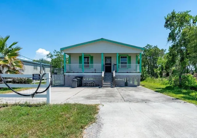 Photo 1 of Single family home for sale at 635 8th Street, Dickinson, TX 77539 | MLS# 73945342 | Listing updated on 2026-08-11