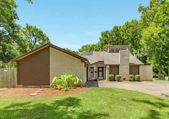 Photo 2 of Single family home for sale at 101 Huckleberry Dr, Lake Jackson, TX 77566 | MLS# 77011702 | Listing updated on 2026-09-18