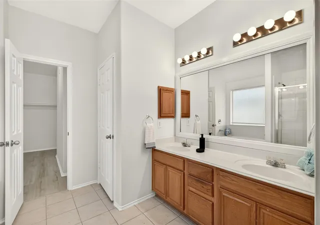 Photo 4 of Single family home for sale at 7235 Glacier Crk Dr, Houston, TX 77083 | MLS# 70996850 | Listing updated on 2026-08-16