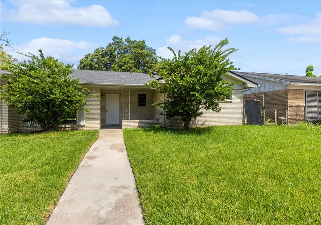 1st image of 7 Richards Cts, La Marque, TX 77568 | MLS# 29043743