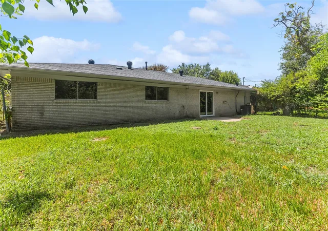 Photo 3 of Single family home for sale at 7 Richards Cts, La Marque, TX 77568 | MLS# 29043743 | Listing updated on 2026-09-27