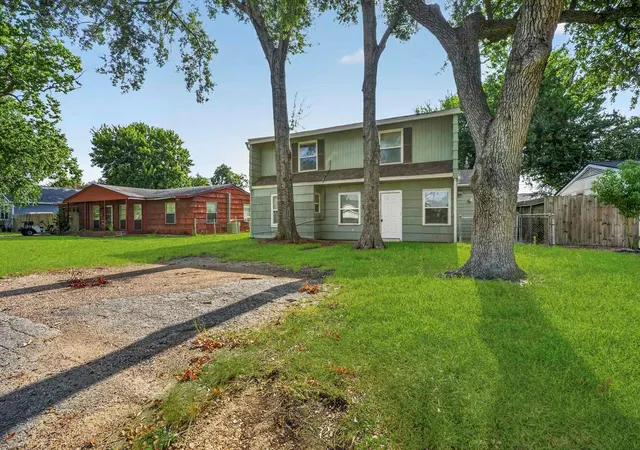 2nd image of 319 S 6th St, La Porte, TX 77571 | MLS# 90388150