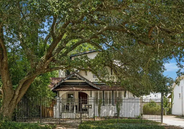 Photo 1 of Multi family home for sale at 3613 Audubon Pl, Houston, TX 77006 | MLS# 42397893 | Listing updated on 2026-09-11