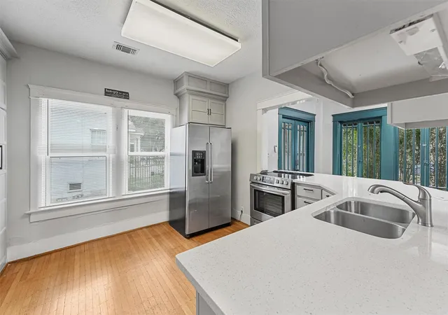 Listing Photo 4 - Condo for sale in building located at 3613 Audubon Pl, Houston, TX 77006