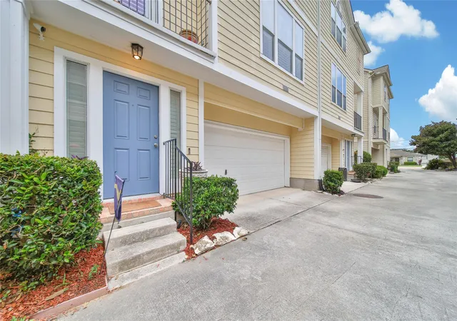 Photo 3 of Townhouse for sale at 1612 W 25th Street, Houston, TX 77008 | MLS# 6699133 | Listing updated on 2026-08-13