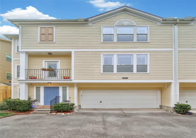 Photo 3 of Townhouse for sale at 1612 W 25th Street, Houston, TX 77008 | MLS# 6699133 | Listing updated on 2026-08-13