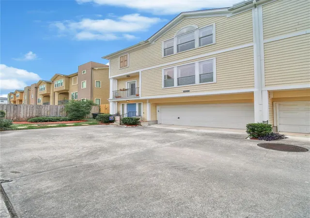 Photo 4 of Townhouse for sale at 1612 W 25th Street, Houston, TX 77008 | MLS# 6699133 | Listing updated on 2026-08-13