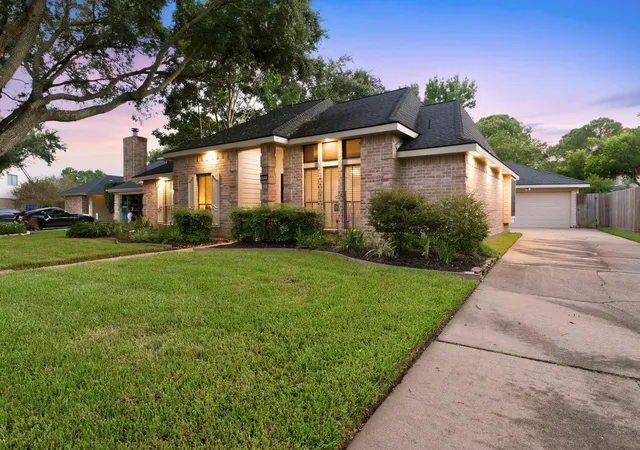 3rd image of 911 Sugardale Ct, Sugar Land, TX 77498 | MLS# 71897662
