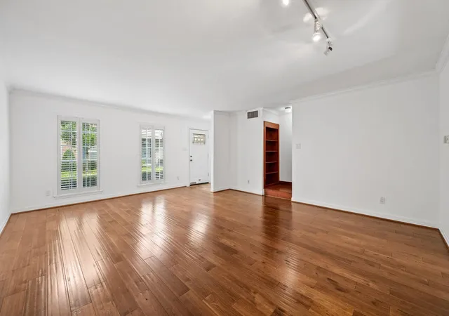 Photo 3 of Townhouse for sale at 5819 Valley Frg Dr #91, Houston, TX 77057 | MLS# 72563039 | Listing updated on 2026-09-11