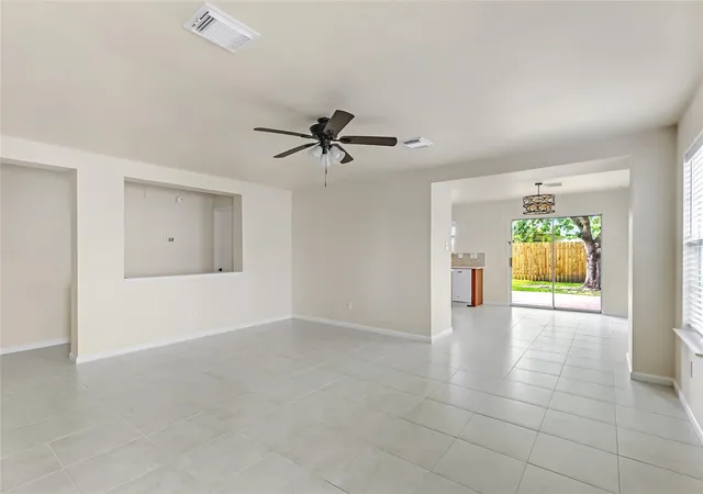 4th image of 10423 Briar Patch St, Baytown, TX 77523 | MLS# 39167979