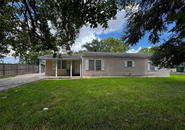 Photo 2 of Single family home for sale at 225 Beatrice St, La Marque, TX 77568 | MLS# 75086339 | Listing updated on 2026-09-10