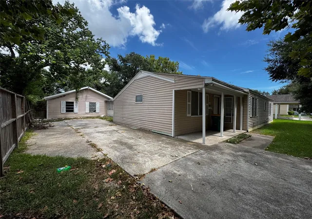 Photo 3 of Single family home for sale at 225 Beatrice St, La Marque, TX 77568 | MLS# 75086339 | Listing updated on 2026-09-10