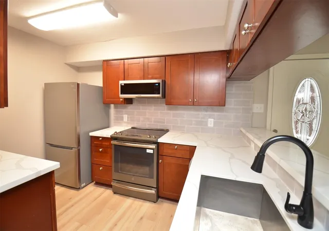 2nd image of 76 W Park West Dr, Houston, TX 77072 | MLS# 74993150