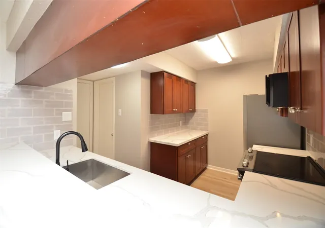3rd image of 76 W Park West Dr, Houston, TX 77072 | MLS# 74993150