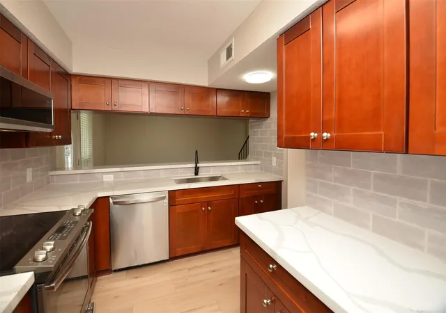 4th image of 76 W Park West Dr, Houston, TX 77072 | MLS# 74993150