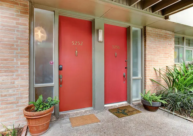 Photo 3 of Sale Pending at 5252 Memorial Dr #5252, Houston, TX 77007 | MLS# 60656948 | Listing updated on 2026-08-27