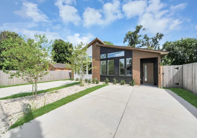 2nd image of 8109 Hamlet St, Houston, TX 77078 | MLS# 61839319