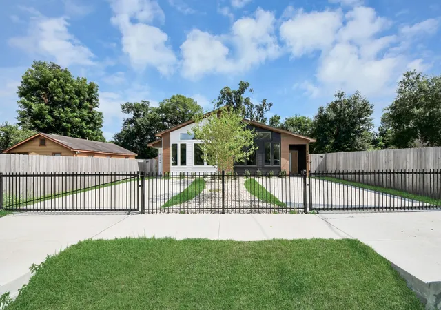 4th image of 8109 Hamlet St, Houston, TX 77078 | MLS# 61839319