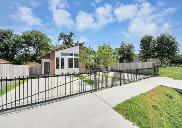 5th image of 8109 Hamlet St, Houston, TX 77078 | MLS# 61839319