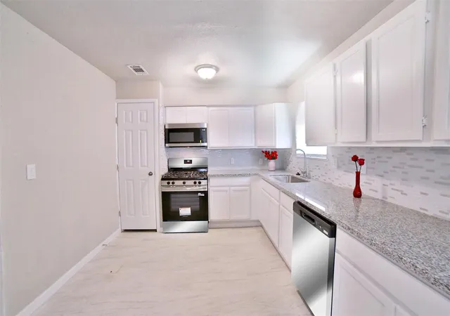 5th image of 9409 Kentshire Dr, Houston, TX 77078 | MLS# 70425857