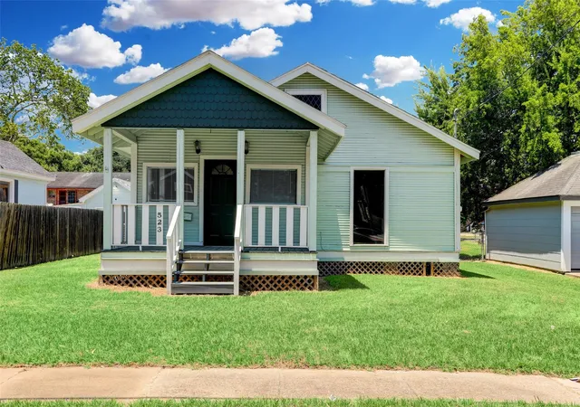 Photo 1 of Single family home for sale at 523 E Mulberry St, Angleton, TX 77515 | MLS# 27612959 | Listing updated on 2026-09-15