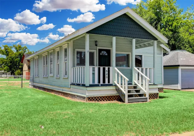 Photo 2 of Single family home for sale at 523 E Mulberry St, Angleton, TX 77515 | MLS# 27612959 | Listing updated on 2026-09-15