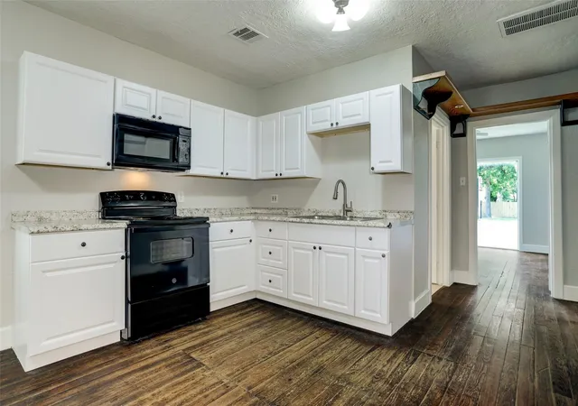 Photo 3 of Single family home for sale at 523 E Mulberry St, Angleton, TX 77515 | MLS# 27612959 | Listing updated on 2026-09-15
